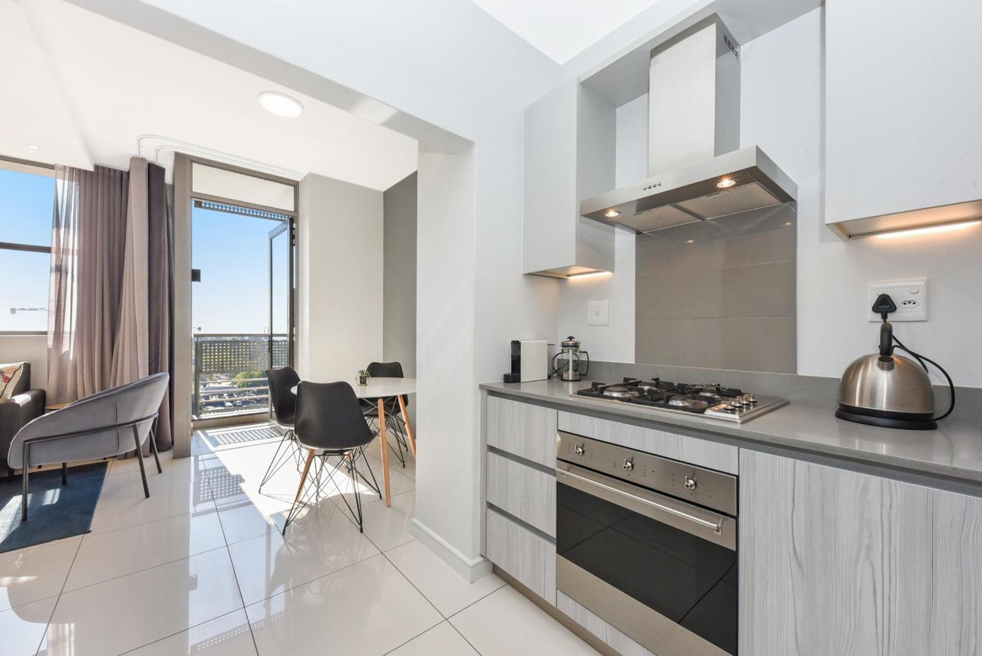 The Median Rosebank Luxury Apartment - Building With Generator Johannesburg Exterior photo